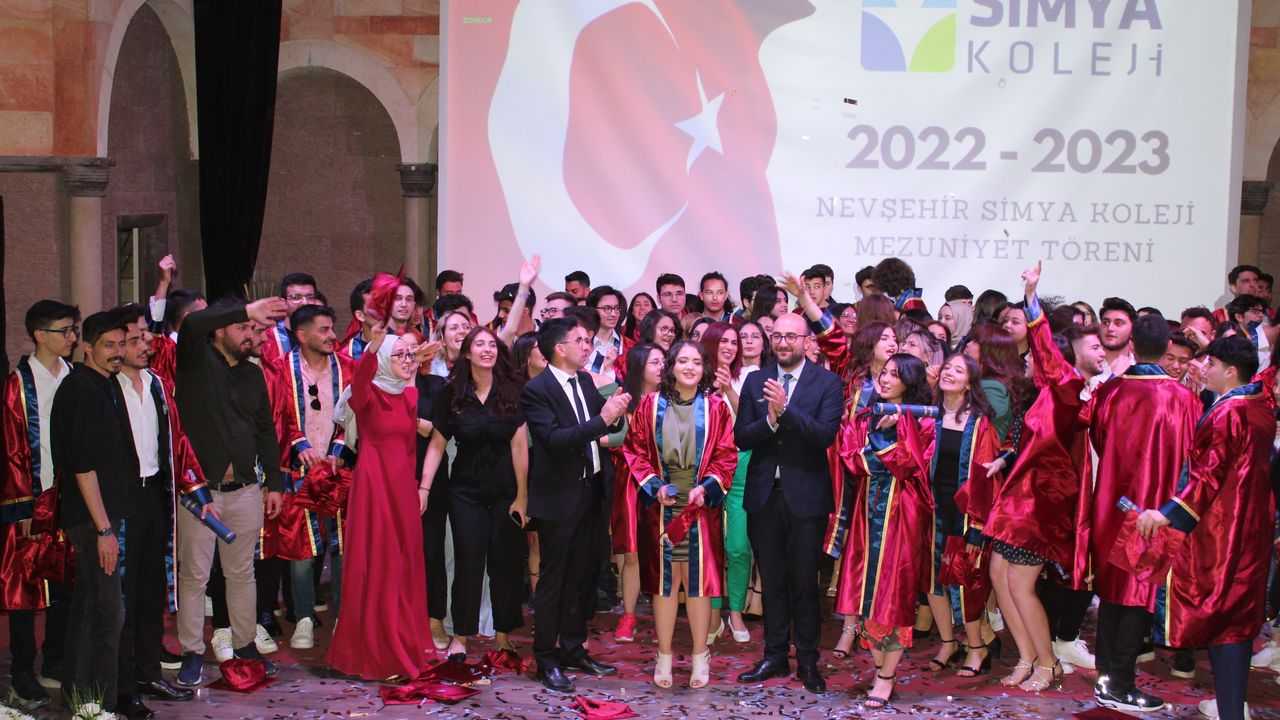 Nevşehir Simya Koleji 2023 yılı mezunları için muhteşem mezuniyet töreni