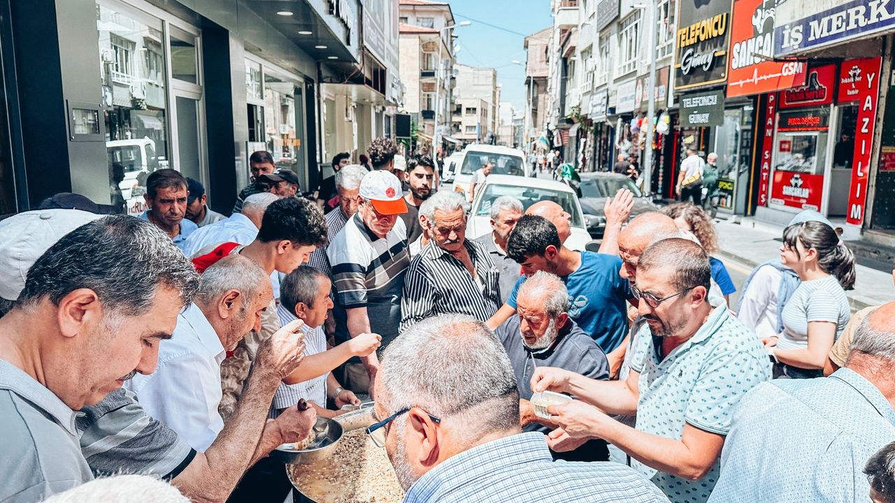 Nevşehir'de Nurlular Gıda Kuruyemiş vatandaşlara aşure dağıttı