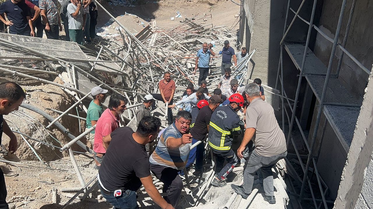 Nevşehir'de inşaat iskelesi çöktü: 2 işçi öldü, 1 işçi yaralandı