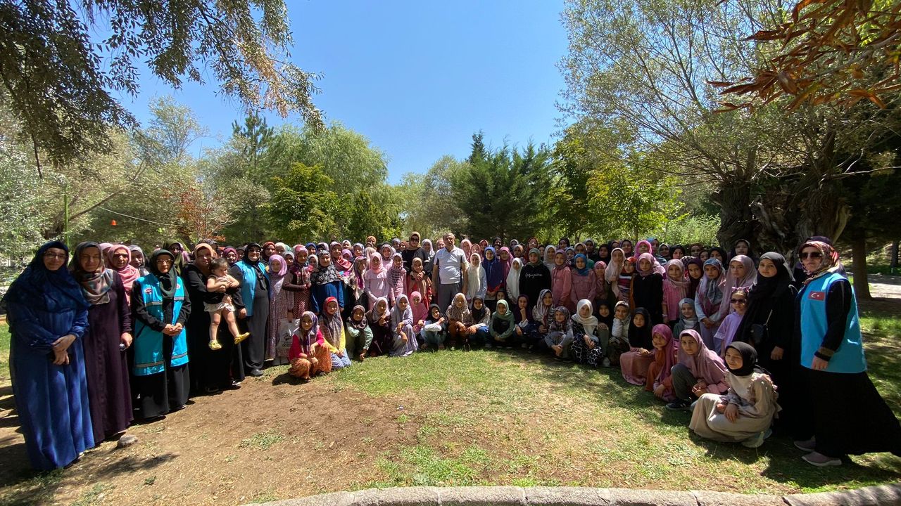 Yatılı Kız Kur'an kursu öğrencileri piknikte buluştu