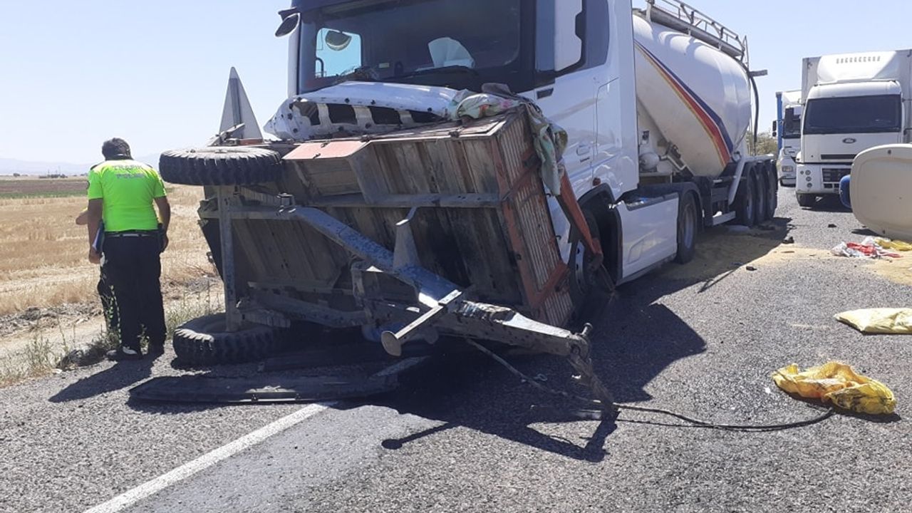 Nevşehir yolunda TIR traktöre çarptı: 1 ölü, 1 yaralı