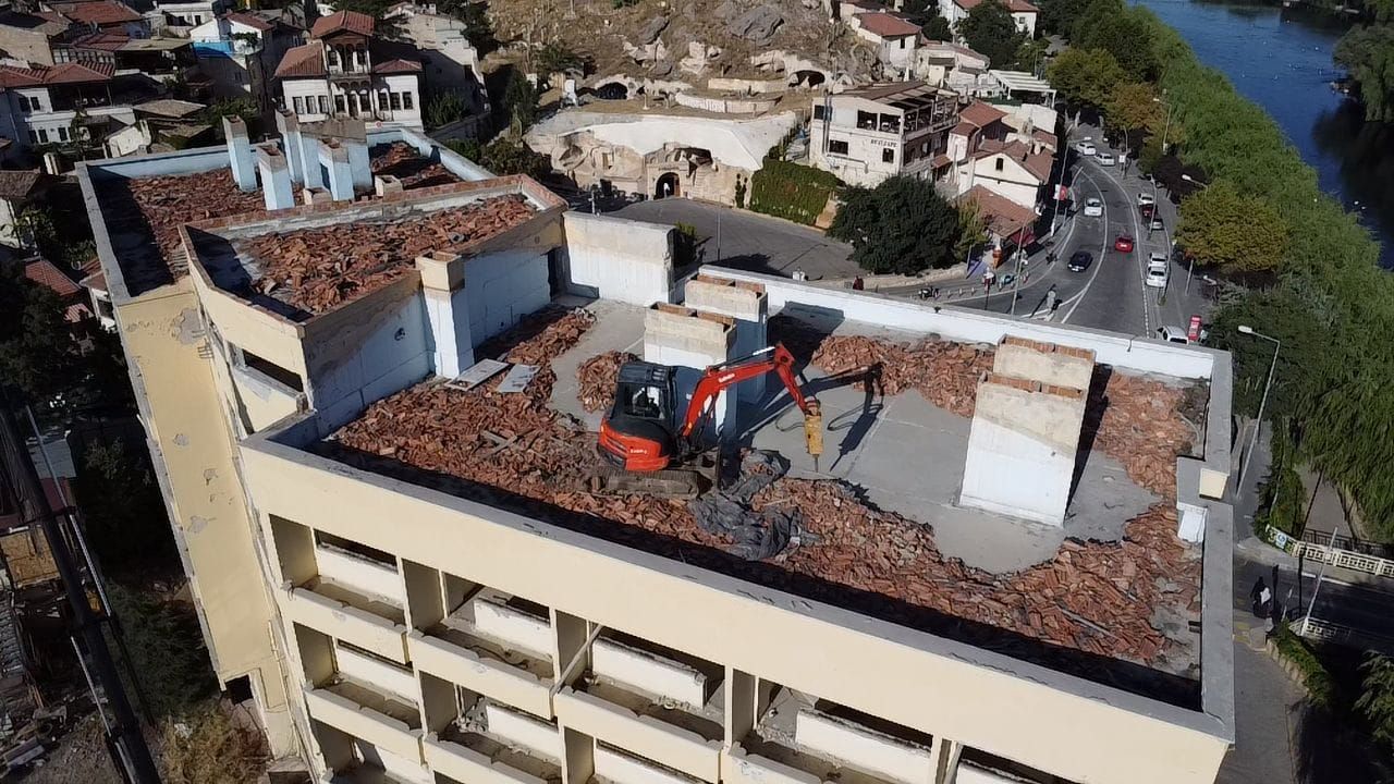 Avanos'ta eski yurt binasının son üç katı yıkılıyor