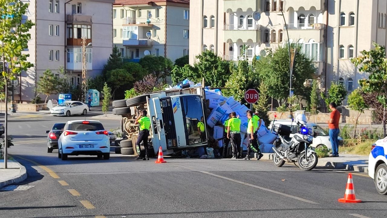 Nevşehir'de saman yüklü kamyon devrildi