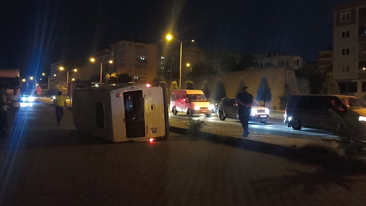 Nevşehir itfaiye kavşağında minibüs yan yattı