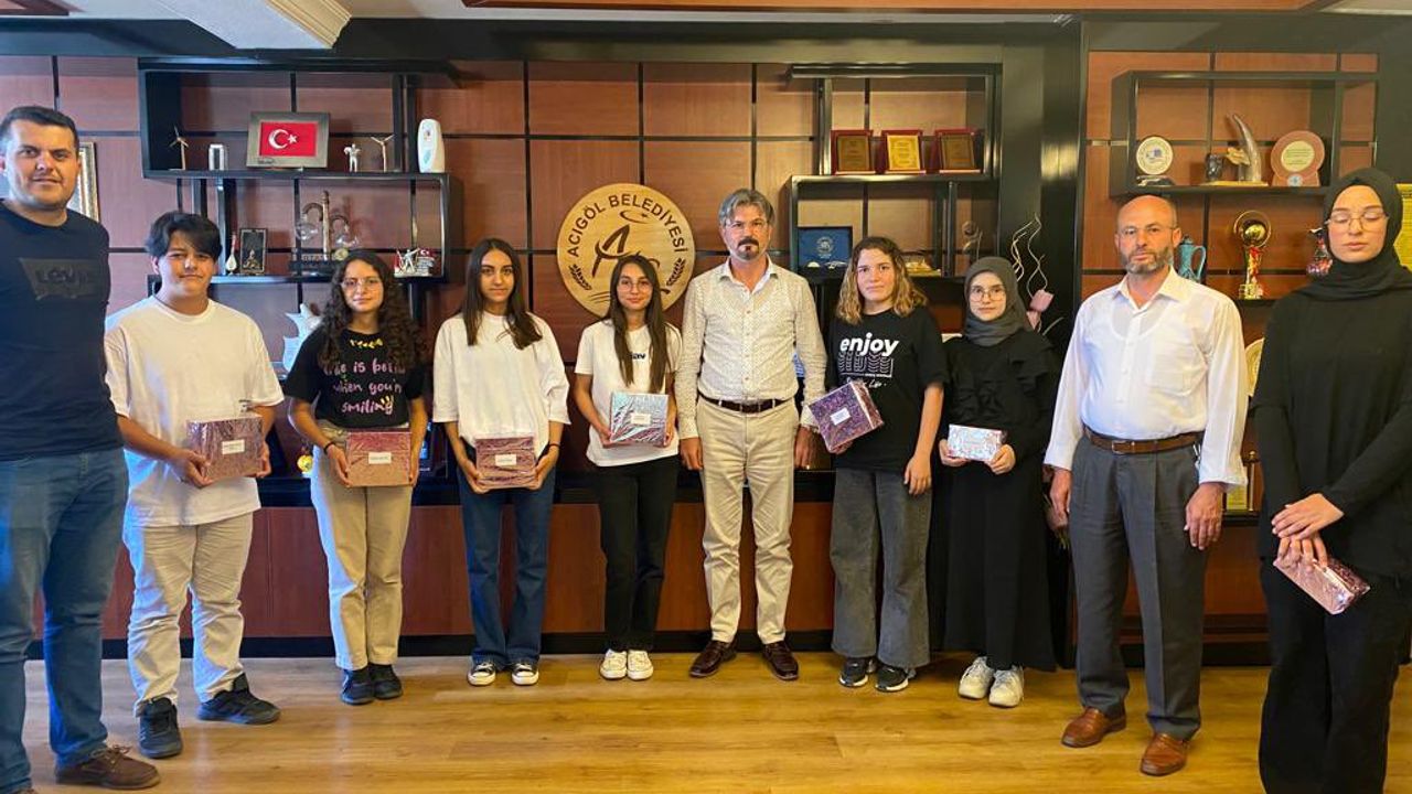 Acıgöl'de LGS'de başarılı olan öğrenciler Başkan Ertaş'ı ziyaret etti