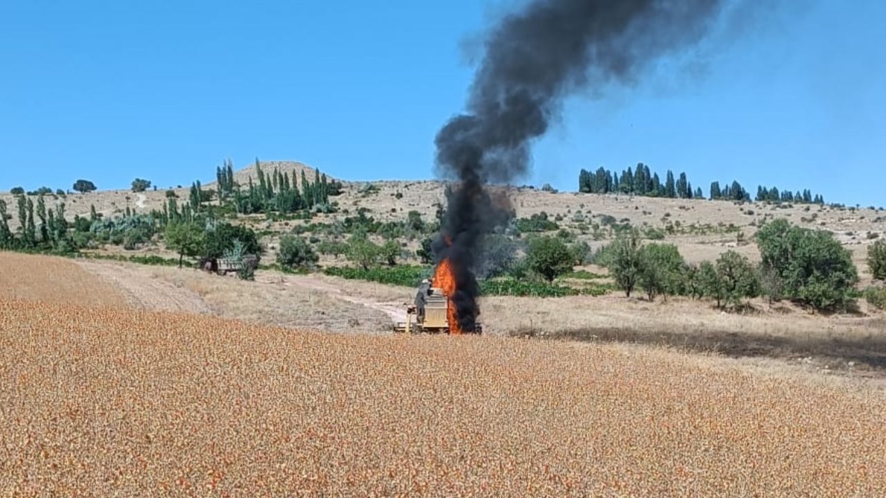 Nevşehir'in Yeşilöz köyünde hasat yapan biçerdöver yandı