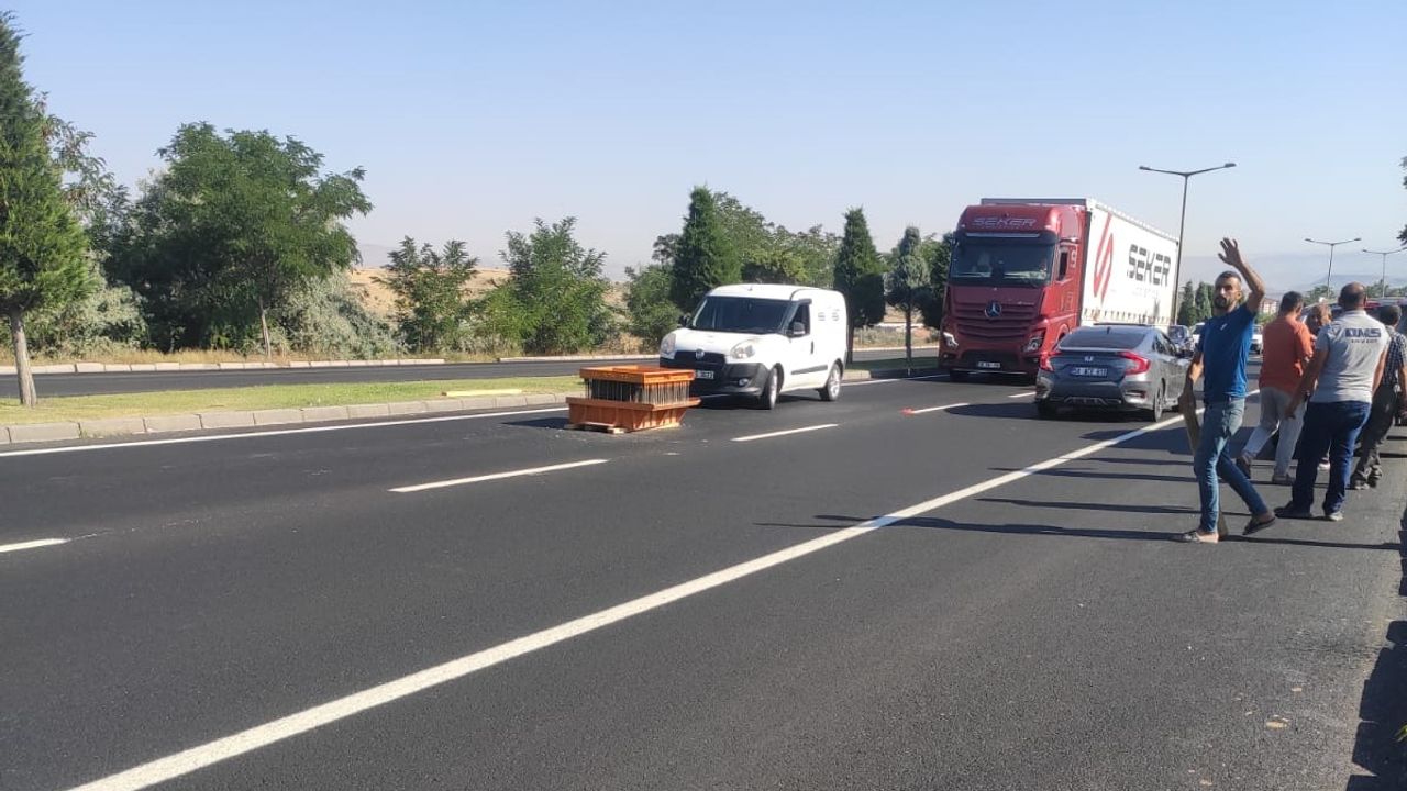 Nevşehir'de briket baskı paleti yola düştü trafik felç oldu