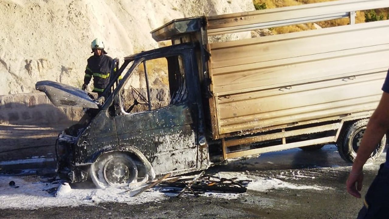 Nevşehir'de seyir halinde yanan araç küle döndü