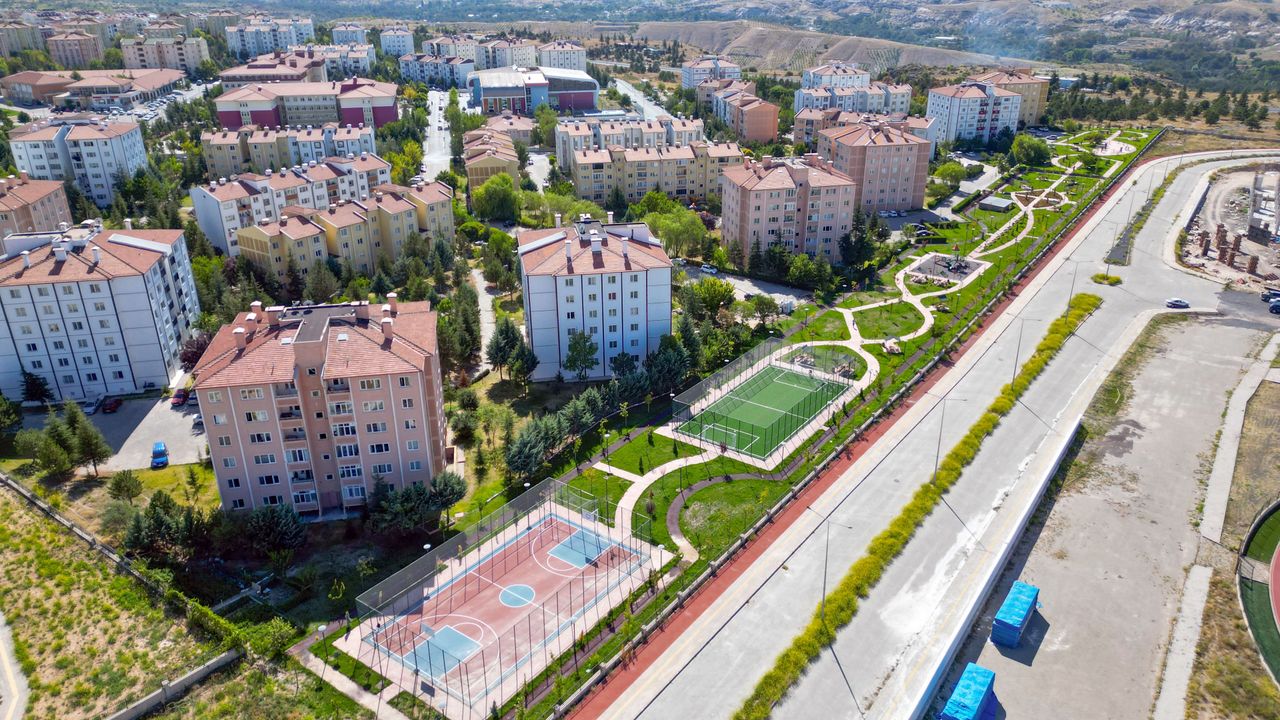 Nevşehir 2000 Evler Mahallesi’nde Semt Sahaları Hizmete Açıldı