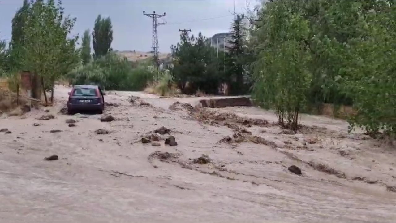 Nevşehir Göre'de sel felaketi! Sel suları araçları sürükledi