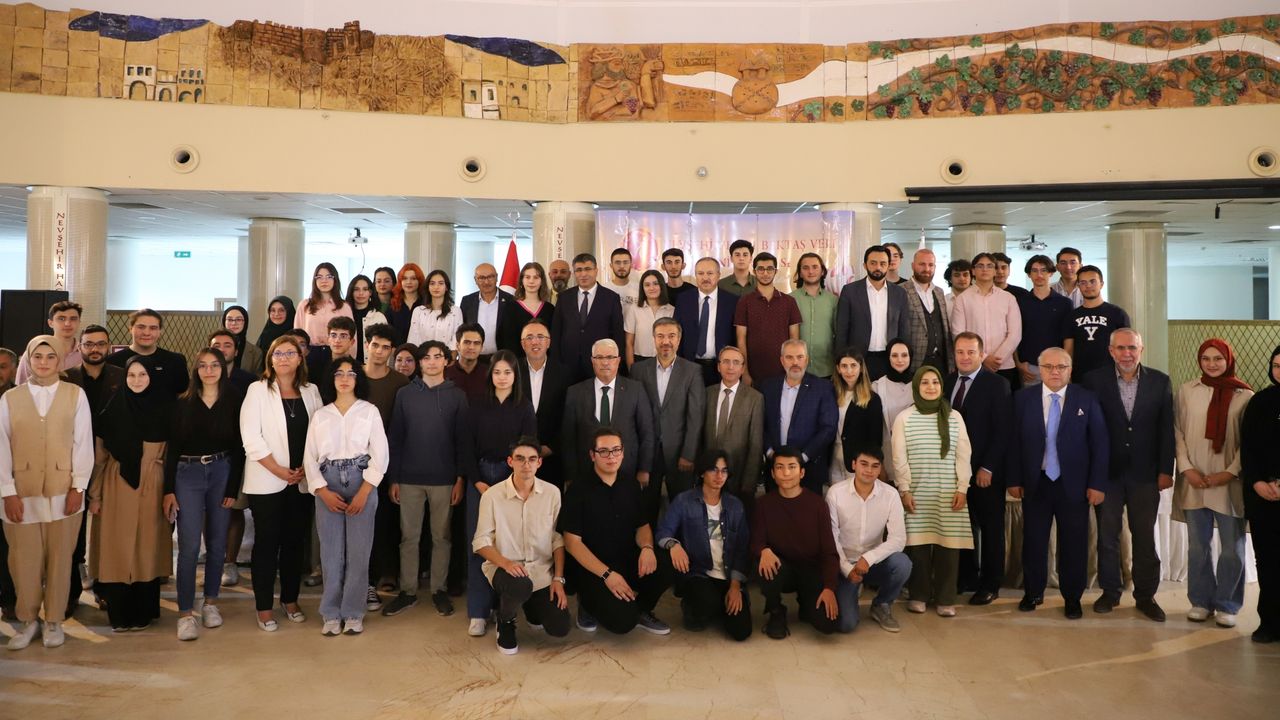 NEVÜ Rektörü Aktekin 2023 YKS’de İlk 10 Bine Giren Öğrencilerle Bir Araya Geldi
