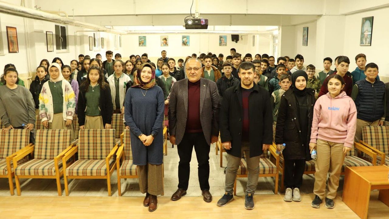 Başkan Aksoy, öğrencileri ilk gün yalnız bırakmadı