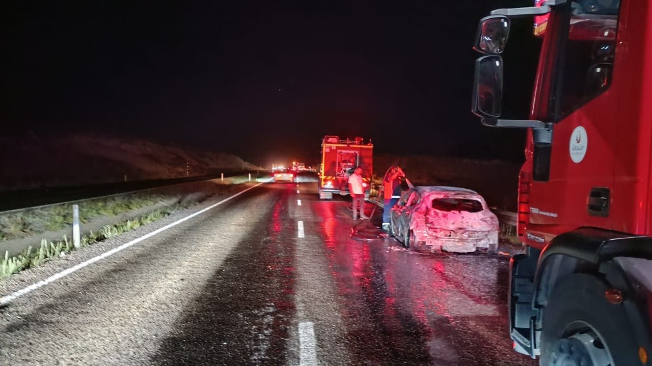 Nevşehir Kayseri yolunda seyir halindeki araç küle döndü