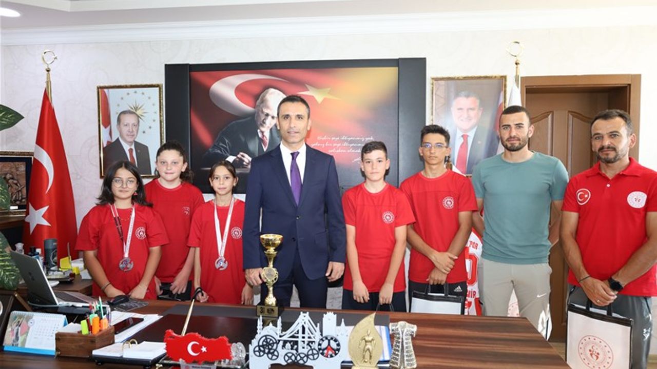 Nevşehir'e Başarılarla Dönen Bisiklet Takımı İl Müdürü Özdemir'i Ziyaret Etti