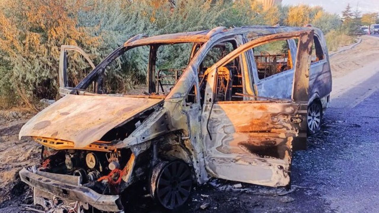Nevşehir'de minibüs yanarak kül oldu
