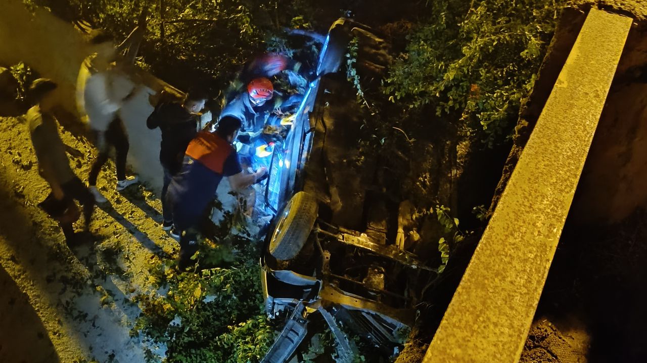 Nevşehir'de faciadan dönüldü... Otomobil köprüden düştü