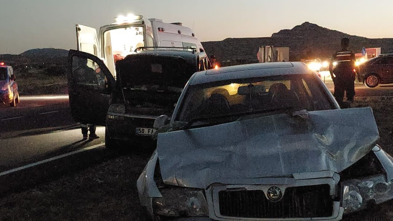 Nevşehir'de hafif ticari araç ile otomobil çarpıştı: 5 yaralı