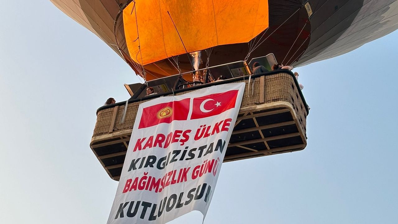 Kapadokya'da balonlar, Kırgızistan bayraklarıyla havalandı