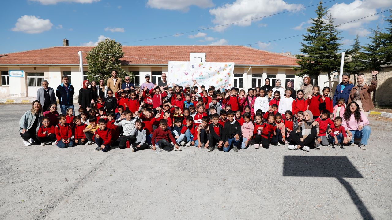 Gönüllüler Çocuklarla Birlikte Okullarda Cumhuriyetin 100. Yılını Kutladı