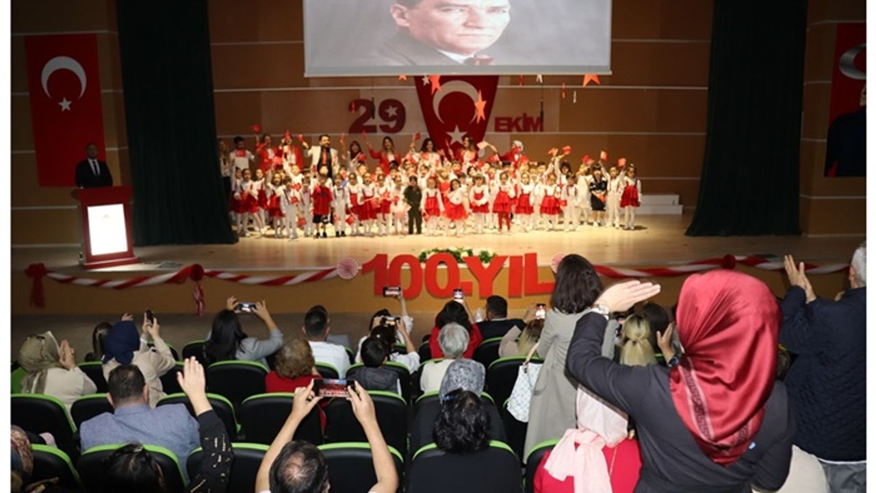 Nevşehir Bahçeşehir Kolejinde Muhteşem 100. Yıl Kutlaması
