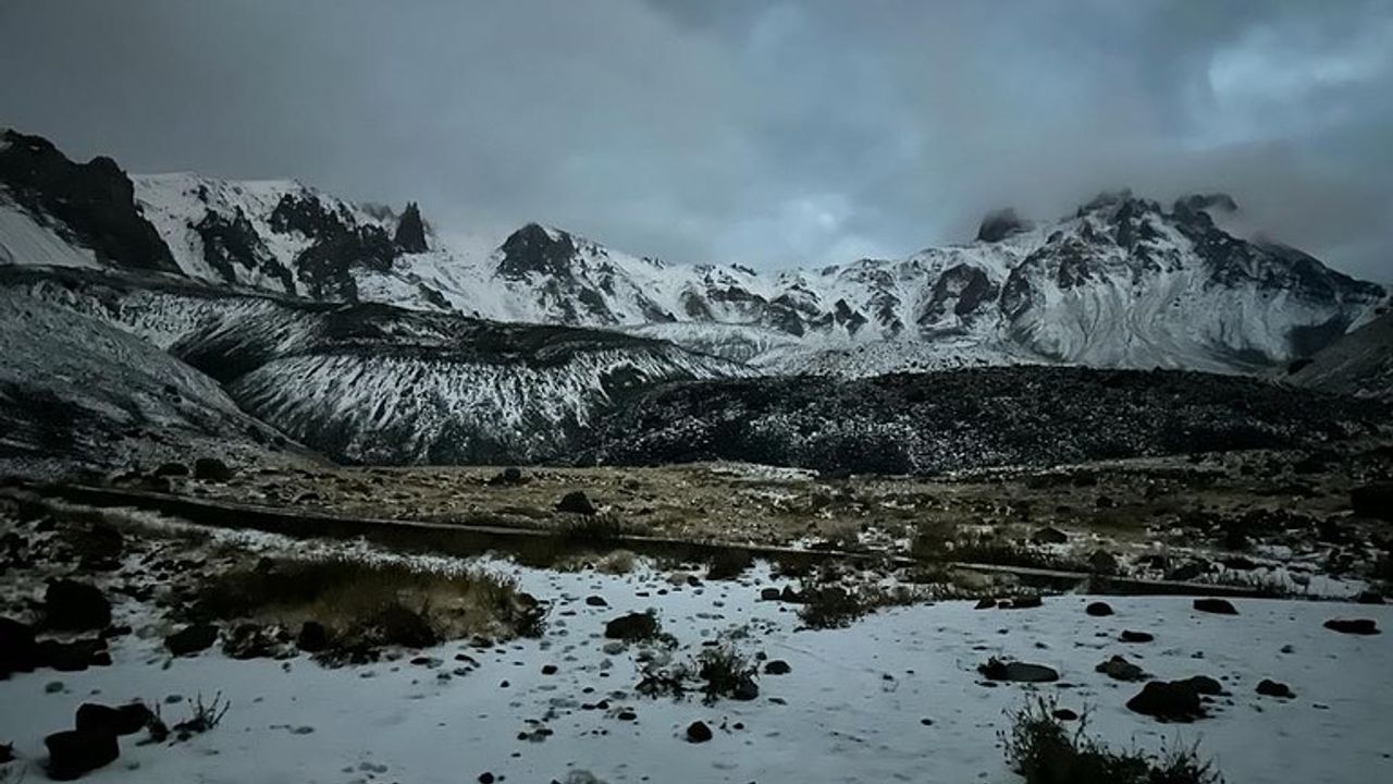 Erciyes Dağına mevsimin ilk karı yağdı