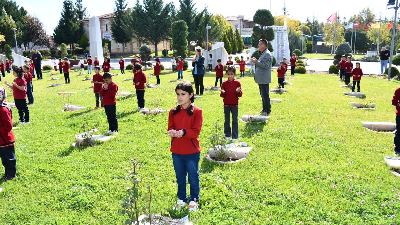 Nevşehir'de Çanakkale Şehidi Anıtı'nı ziyaret ettiler