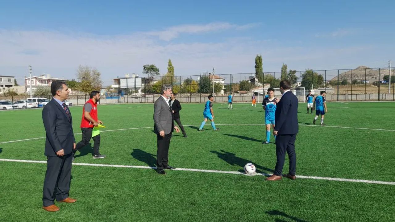 Acıgöl'de liseler arası futbol turnuvası başladı.