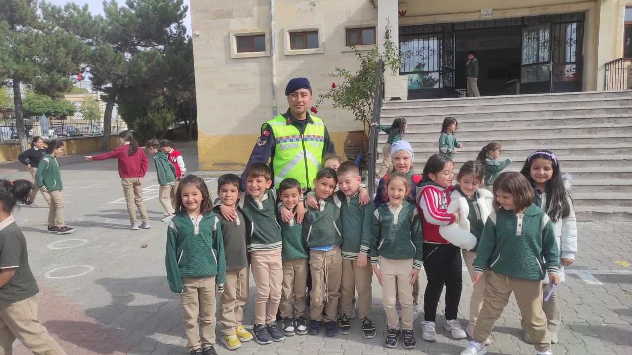 Nevşehir Jandarma'dan Uçhisar'da Öğrencilere Trafik Eğitimi
