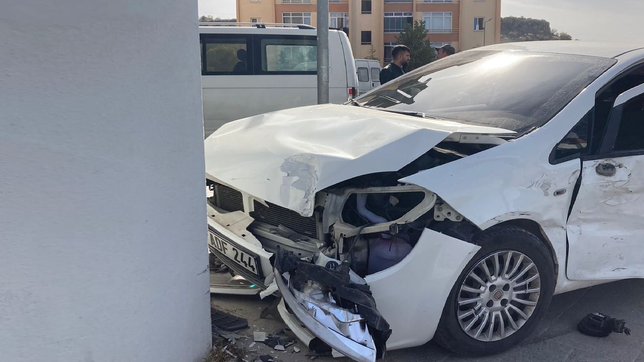 Nevşehir'de kontrolden çıkan araç trafoya çarptı