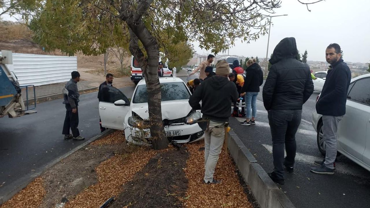 Nevşehir'de kontrolden çıkan araç ağaca çarptı!