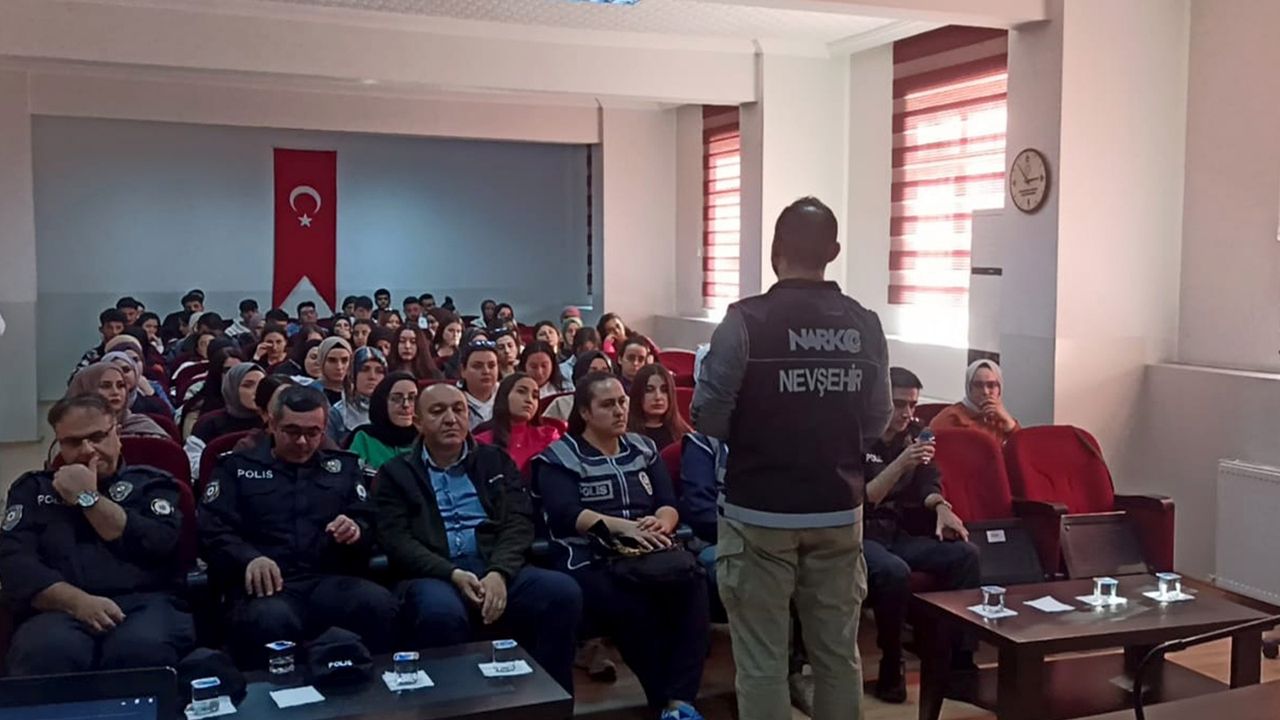 Nevşehir'de üniversite öğrencileri uyuşturucuya karşı bilgilendirildi
