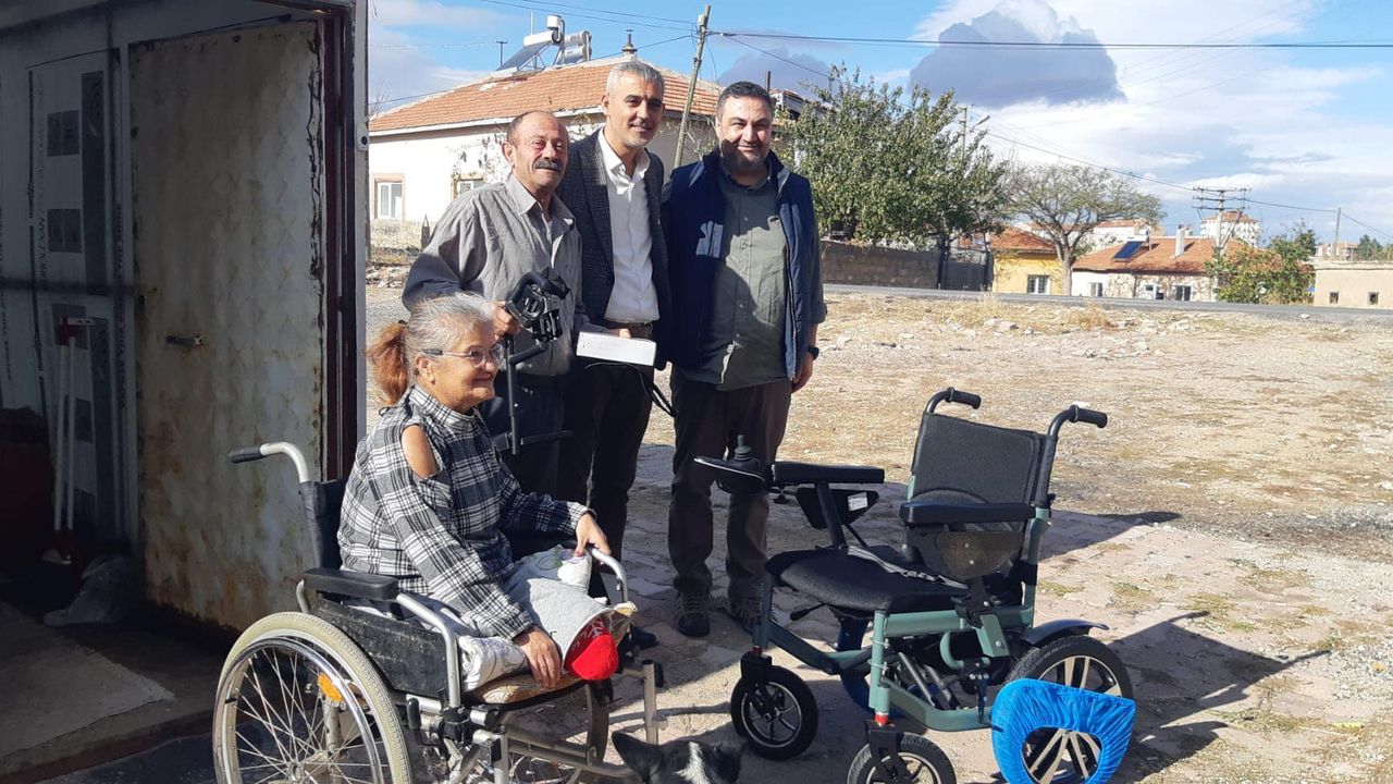 Hacıbektaş'ta tekerlekli sandalye engelliye ulaştırıldı