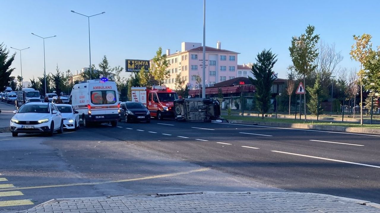 Nevşehir'de orta refüje çarpan otomobil yan yattı
