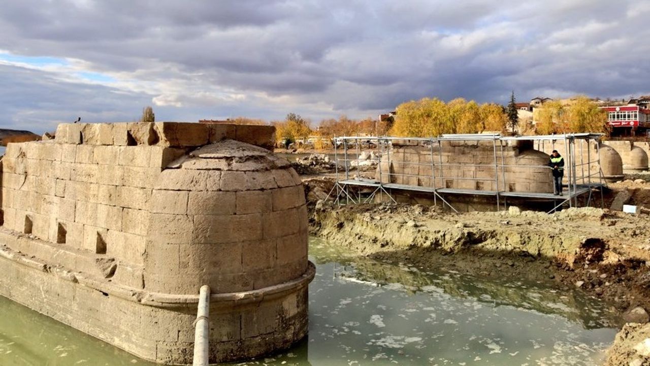 Avanos taş köprüde tarihi doku korunuyor