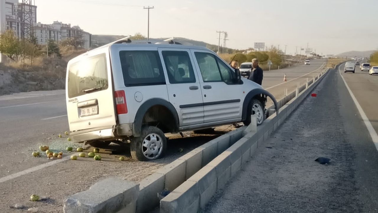 Nevşehir'de kontrolden çıkan araç refüje çarptı