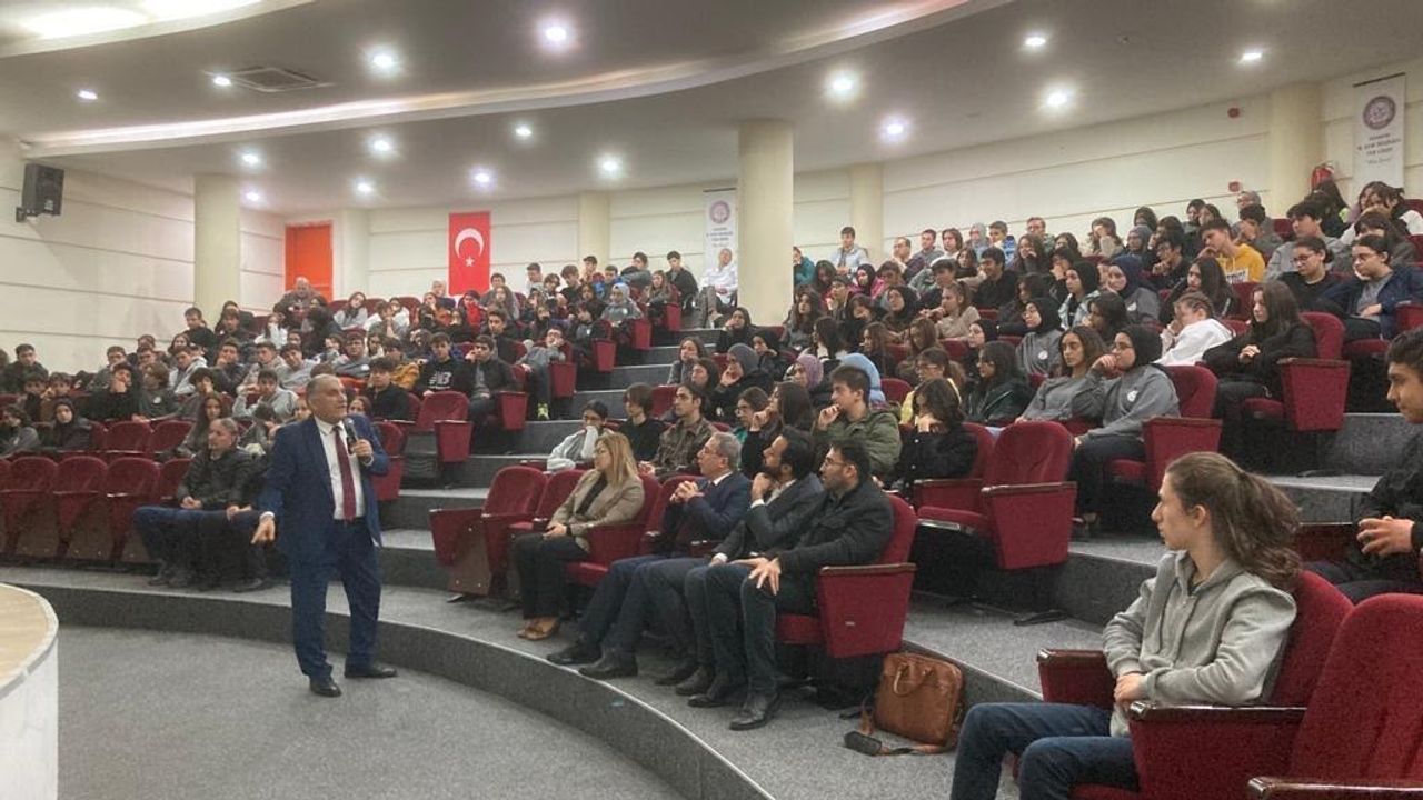 Mehmet Baki Öztürk Nevşehir'de öğrencilere konferans verdi