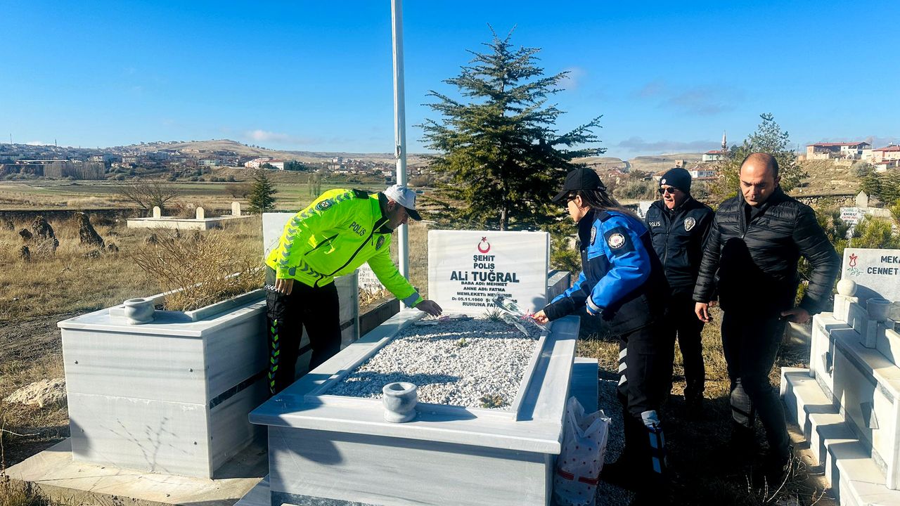 Nevşehirli şehit polis Kozaklı'da mezarı başında anıldı