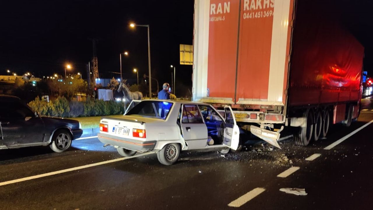 Nevşehir'de otomobil tıra arkadan çarptı