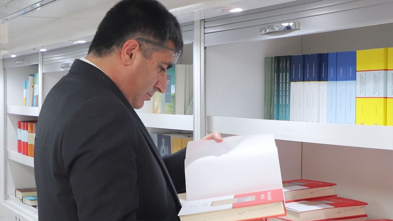 Rektör Aktekin TDK Kitap Satış Standını Ziyaret Etti