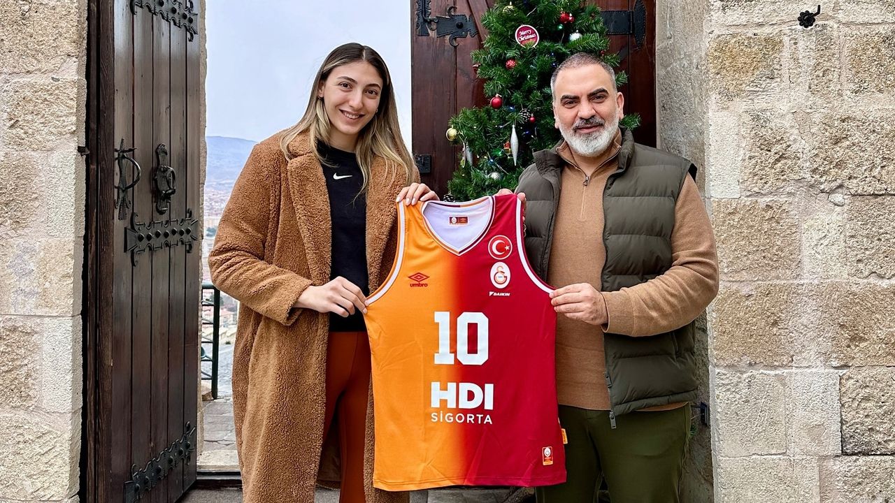 Galatasaraylı voleybolcu Ayçin Akyol Kapadokya'da