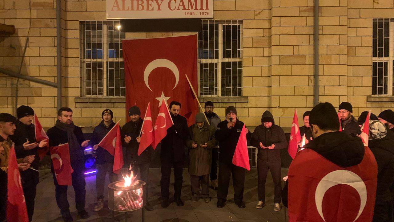 Genç İHH Türk bayraklarıyla Alibey Cami önünde buluştu