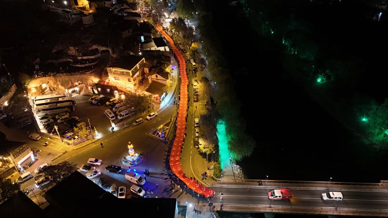 Avanos’ta 150 Metrelik Dev Türk Bayrağı Eşliğinde Fener Alayı