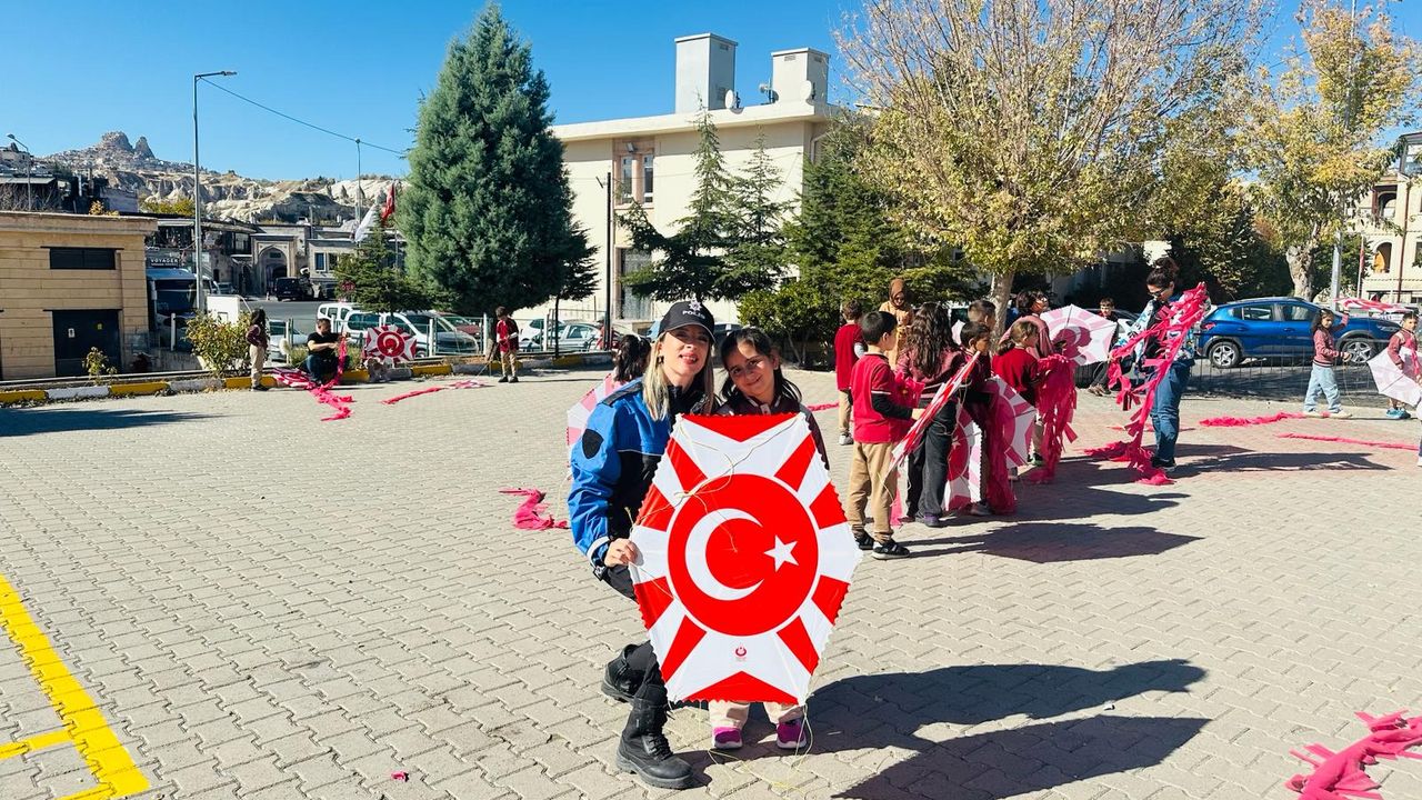 Nevşehir Polisi, Göreme’de Miniklerle Uçurtma Uçurdu!