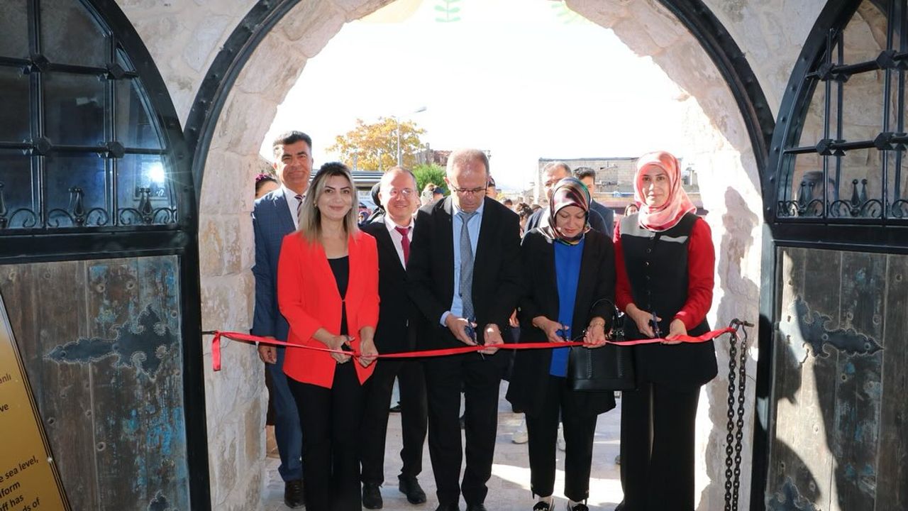 Başkan Çamcı, Uçhisar Anaokulu’nun “Şanlı Türk Bayrağı” Sergisine Katıldı