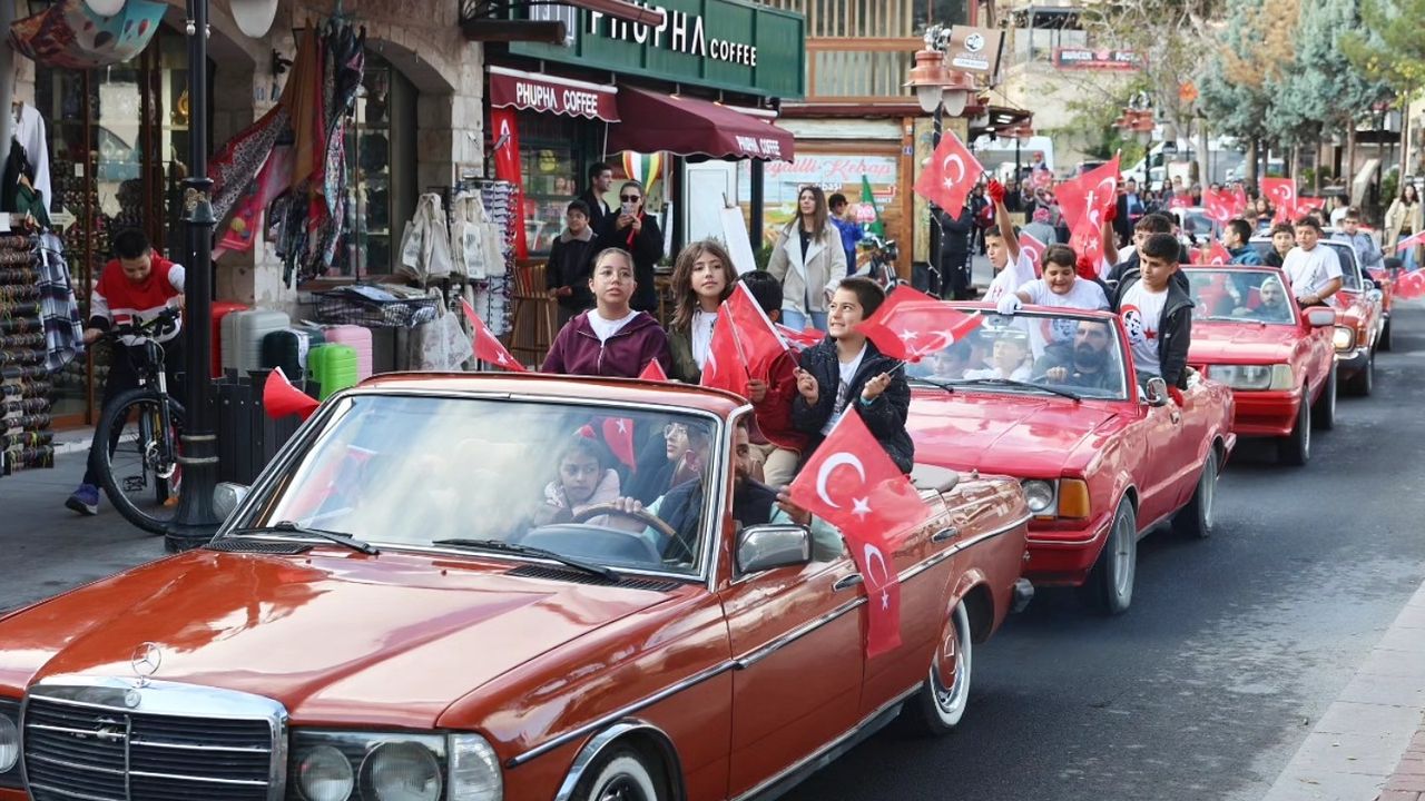 Göreme’de 29 Ekim, Klasik Otomobiller ve Atlı Kortejle Kutlandı
