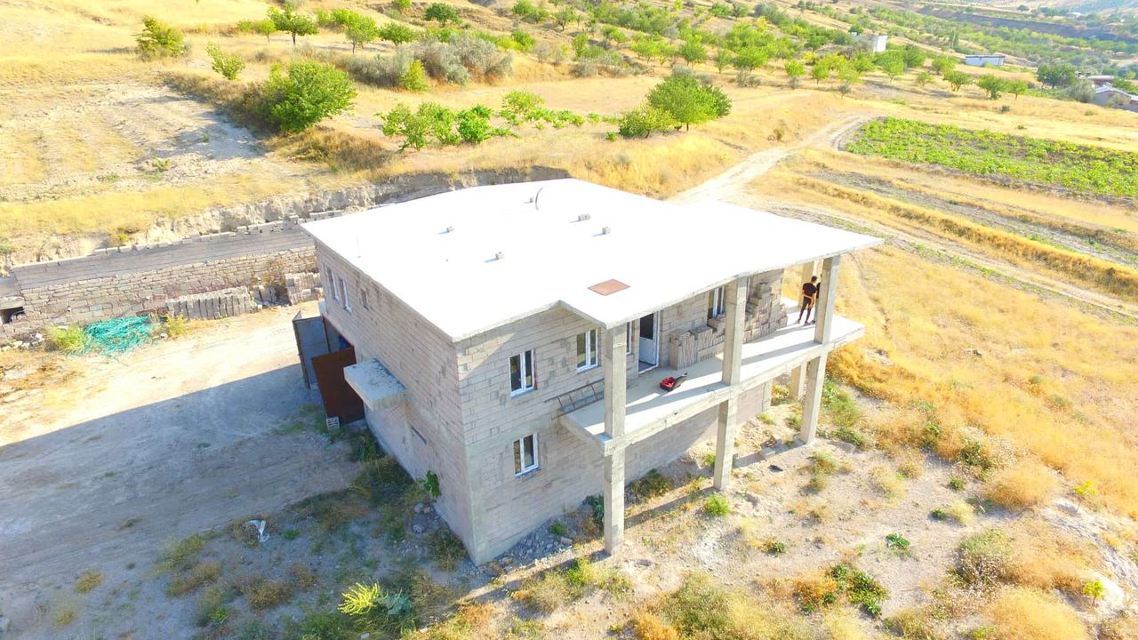 Nevşehir Özyayla Köyü’nde Yatırıma Uygun Arazi ve Konut — Detaylı İlan