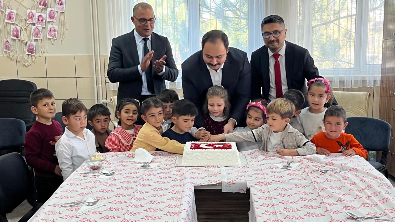 Karacaören Köyü’nde Cumhuriyetimizin 102. Yılına Özel “Türk Bayrağı Sergisi” Açıldı