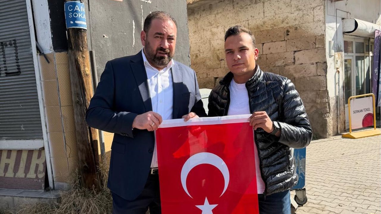 Kaymaklı’da Başkan Çekiç’ten Esnafa Türk Bayrağı