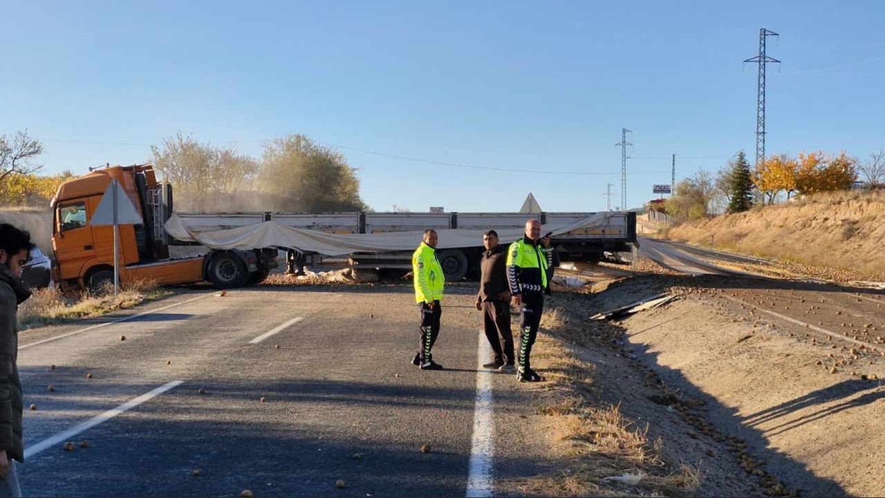 Nevşehir-Gülşehir Yolunda Kaza: Patatesler Yola Saçıldı!