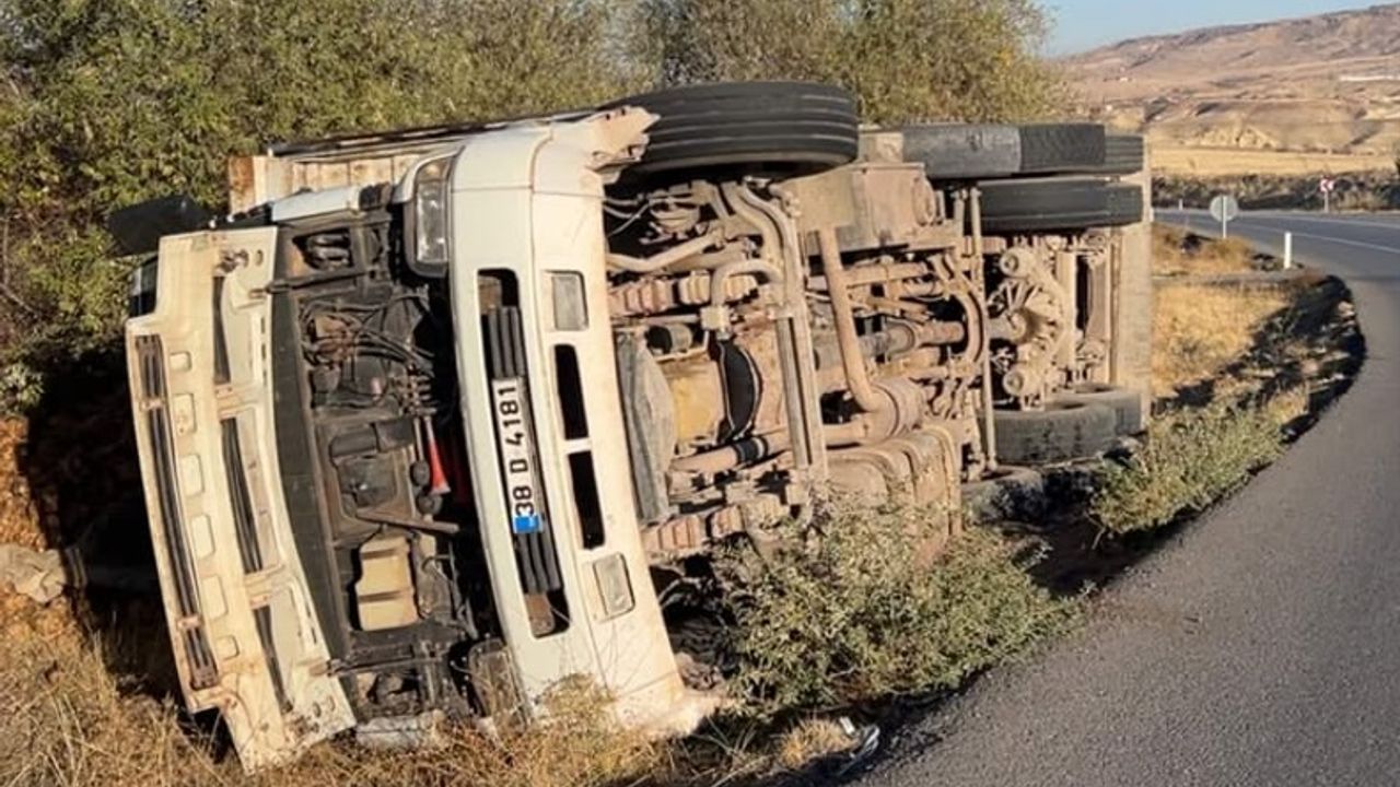 Avanos’ta Pancar Yüklü Kamyon Devrildi